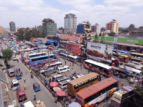 Ehe es zum Essen geht, zeigt uns unser Guide noch den Busbahnhof von oben. Man beachte die Hochhäuser im Hintergrund, obendrauf wurde ein Einfamilienhaus gesetzt.