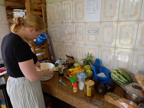 Anneke und ich bereiten die Salate zu