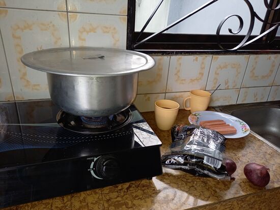 Die Kochgelegenheit im Hostel. Einen Backofen oder Mikrowelle gibt es nicht. Viele Menschen hier in Tansania kochen noch über der offenen Feuerstelle.