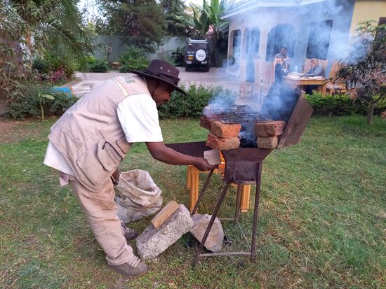 Mr. JJ bereitet seinen Grill vor.
