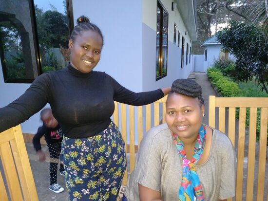 Lightnee (li) und Anitha (re) sind auch schon da