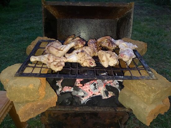 Endlich liegen die Hähnchen auf dem Rost