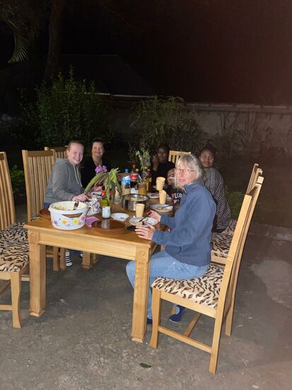 Das Essen war sehr lecker! Unsere Salate kamen bei Mr. JJ und Rajabu nicht so gut an. Grünzeug ist für das Vieh  
Beim Nudelsalat- nun ja - Mr. JJ war diplomatisch: "Its good but I am full "  