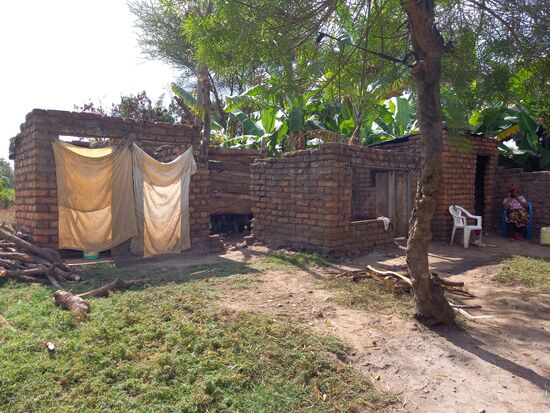 Die nach oben offene Dusche und Toilette sind nur mit Stoff als Tür geschützt.