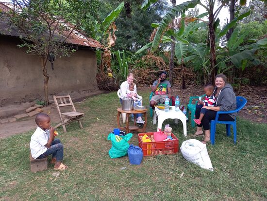 Unter Bananen Stauden sitzen wir gut gelaunt zusammen.