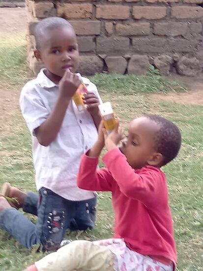 Die Kinder freuen sich über den Saft den Anita mitgebracht hat, da bleibt kein einziger Tropfen in der Verpackung!