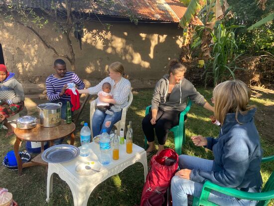 Nach dem Essen übergeben wir die Geschenke