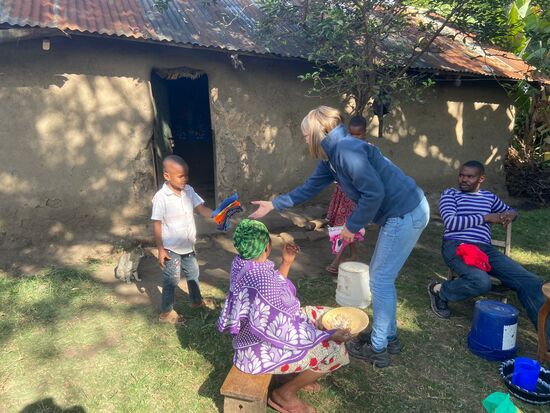 Auch der Bruder von Meikel bekommt neue Kleidung