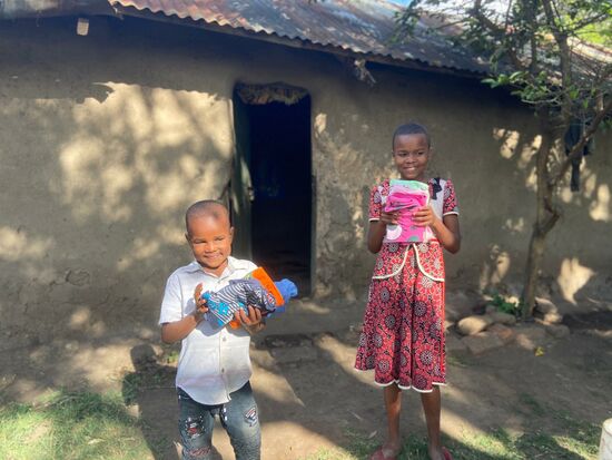 Miriam, die ältere Schwester freut sich über die neuen Sachen.