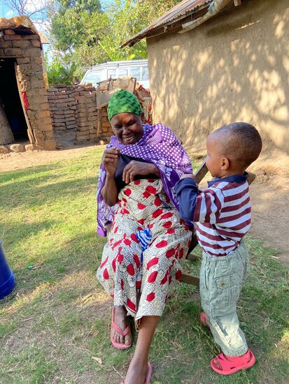 Die Oma  kann sich kaum halten vor Lachen, als sie mit dem Auto abgerollt wird 