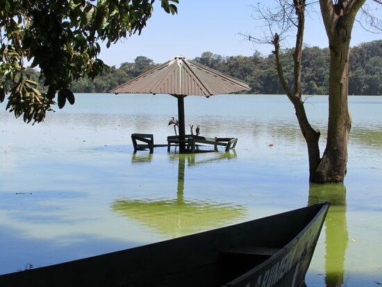 Eine überdachte Sitzmöglichkeit für Angler