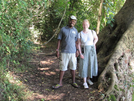 Wir folgen unserem freundlichen Guide über schmale Pfade.