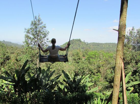 Schon schwebt Anneke über die Bananenblätter davon.