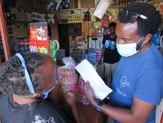 Die Einkaufsliste wird Stück für Stück abgearbeitet.