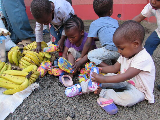 Kaum ist das Foto gemacht, werden die neuen Schuhe probiert.