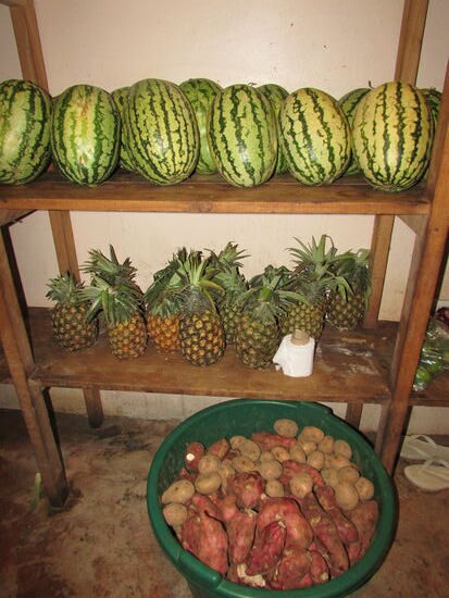 Auch im Vorratsraum sind die Regale für eine Woche wieder gefüllt  