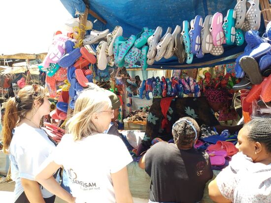 Gleich am ersten Stand besorgen wir Schuhe.