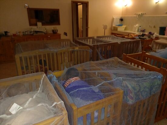 Die Betten werden mit Netzen überspannt  - es sind doch einige Mücken unterwegs.