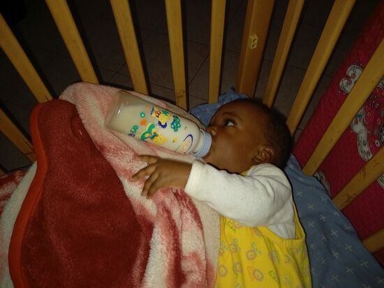 Mit einer kleinen Unterstützung kann Brian schon allein trinken