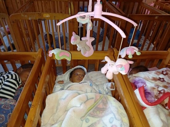 Gift ist ganz fasziniert von dem Mobile