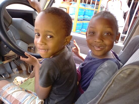 Während Anita einkauft, wird das Fahrzeug inspiziert 