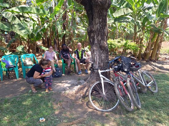 Als wir mit dem Fahrzeug ankommen, sitzen die Biker schon im Schatten. Sie berichten, dass die Fahrt kräftezehrend war und man sich sehr auf die Strecke konzentrieren musste. Anneke und Joelle werden daher zurück mit dem Auto fahren.