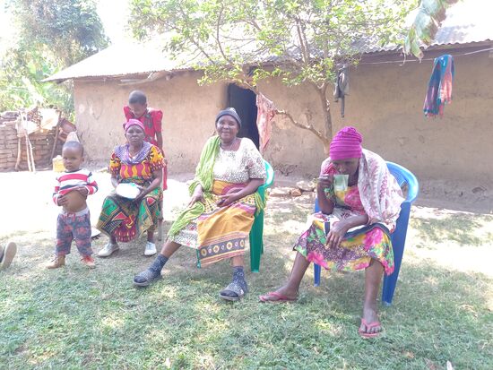 Sie wurden von den ältesten empfangen. Links und rechts die Großmütter von Michael. Also die erste und zweite Frau seines Großvaters, der bereits verstorben ist.
In der Mitte die Schwester des Großvaters, die nun das Sagen in der Familie hat.
