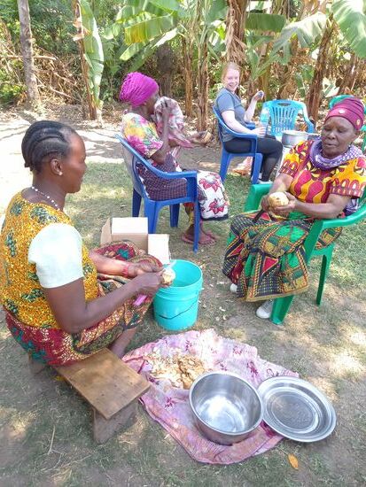 Die Frauen fangen schon mal an, die Kartoffeln für die Pommes zu schälen.