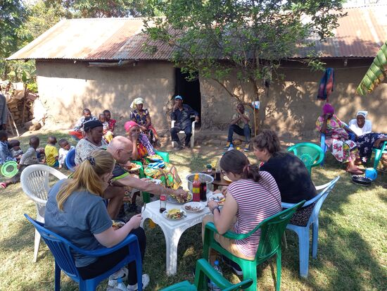 Lecker Essen - zuerst sind die Gäste dran und die Ältesten. Danach kommen erst alle anderen an die Reihe.