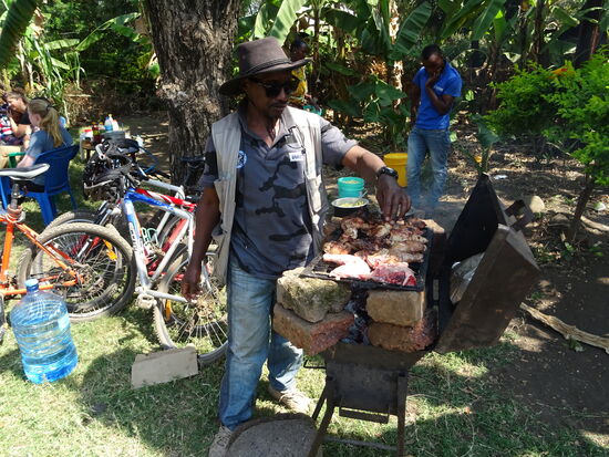 Mr JJ bereitet die Hähnchen