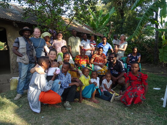 Bevor wir uns nach einem schönen und interessanten Tag verabschieden, wird noch ein Gruppenfoto gemacht.
Asanta sana