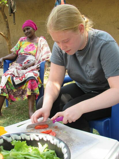 Anneke ist fleißig am schnippeln
