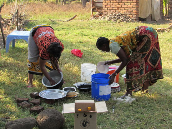 Nachdem alle gut satt sind, geht es an den Abwasch, das machen hier natürlich die Frauen.