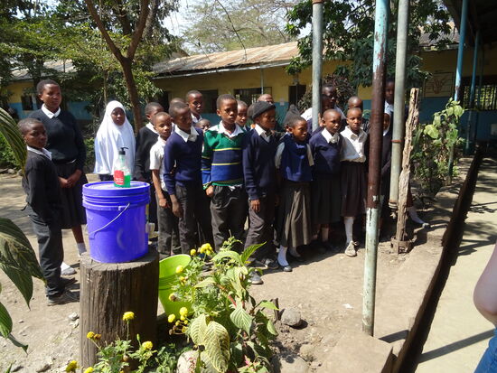 Das sind die Schüler, die an der Aktion teilnehmen. Zuerst gibt es eine kleine Einweisung, damit sie das wieso, weshalb, warum verstehen.