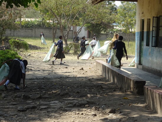 Dann ziehen die Mädchen und Jungen mit den Müllsäcken los.