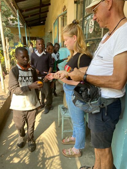 Als Belohnung gibt es für jedes Kind einen Bleistift und eine Orange.
