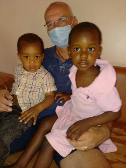 Matthias wird sofort von den Kindern erobert.