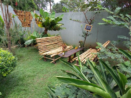 Einladende Sitzplätze vor dem Haus