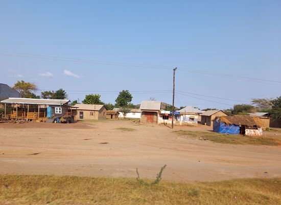 An uns ziehen viele kleine Dörfer vorbei.