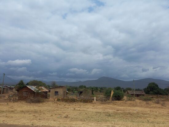 Entlang der Straße tauchen immer wieder kleine Ansiedlungen auf.