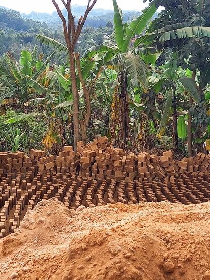 In den Usambara Bergen werden überall rote Backsteine von Hand geformt und gebrannt.