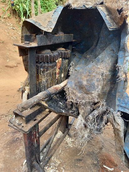 Mit dieser Maschine wird Zuckerrohr entsaftet. Anschließend wird daraus Bier hergestellt.  Psteen erklärt uns, das jede Volksgruppe seine eigene Biersorte hat.