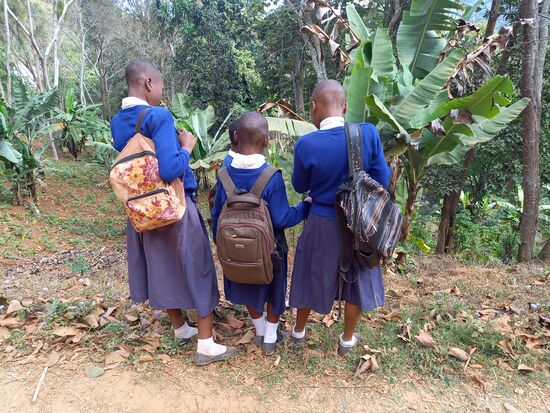 Schüler auf dem Weg nach Haus - was sie hier wohl entdeckt haben?