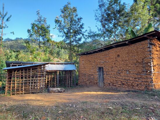 Wir kommen an einigen kleinen Siedlungen vorbei und können dabei auch die typische Bauweise sehen.