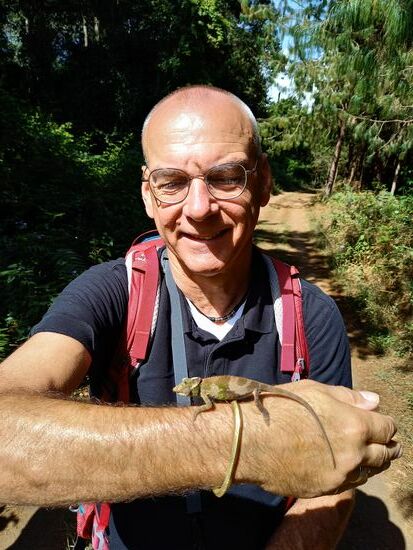 Unser Guide hat ein Chamäleon entdeckt und auch wir lassen es über unsere Hände krabbeln.