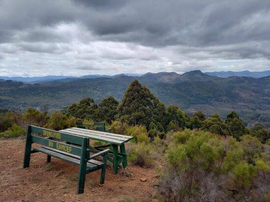 Der Aufstieg hat sich gelohnt. Trotz starker Bewölkung genießen wir eine schöne Aussicht.