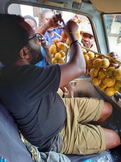 Hier werden uns Passions Früchte angeboten und Psteen kauft mehrere - köstlich.