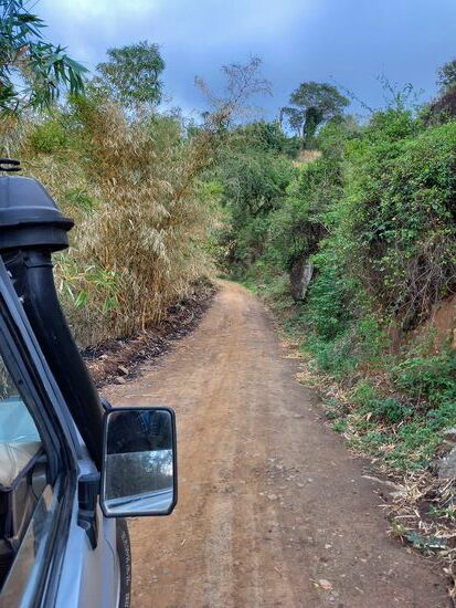 Schließlich verlassen wir die gut ausgebaute Straße und es geht auf typischer Sand und Schlagloch Piste weiter.