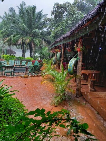 Wir verlassen diesen wunderschönen Ort im strömenden Regen.