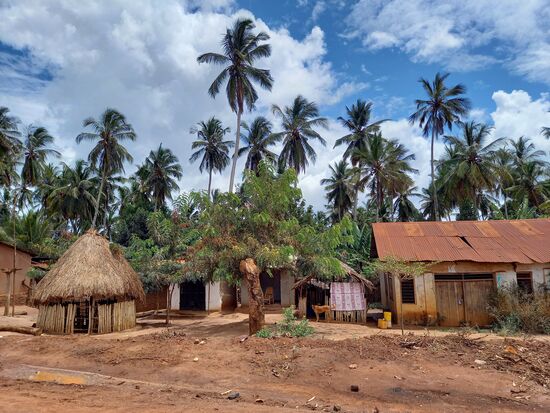 Kleine Dörfer entlang der roten,  staubigen Straße.